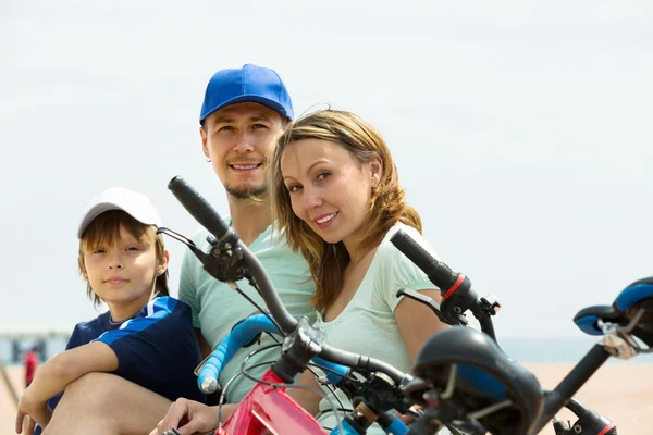 Famille avec vélos sur la plage — Photo