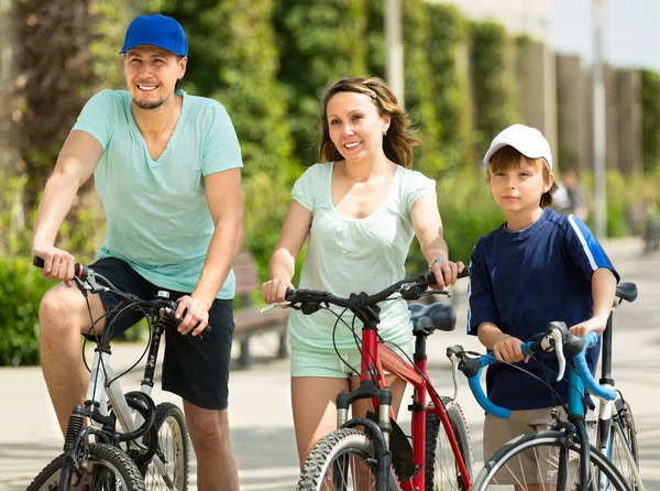 Zomer vakantiedag van ouders met zoon — Stockfoto