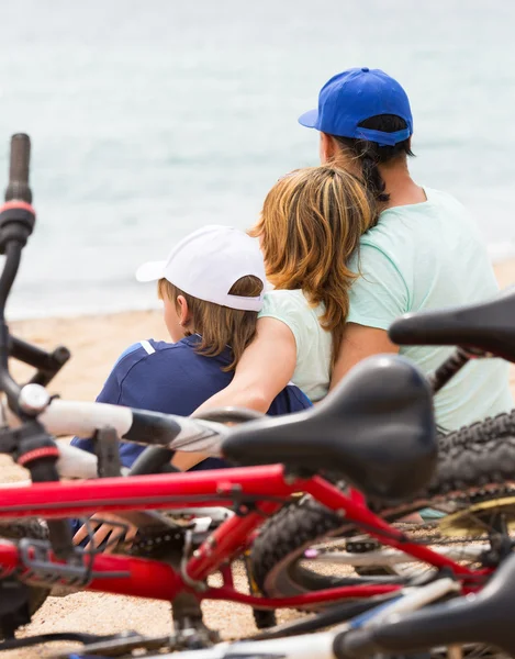 Семья с велосипедами на пляже — стоковое фото