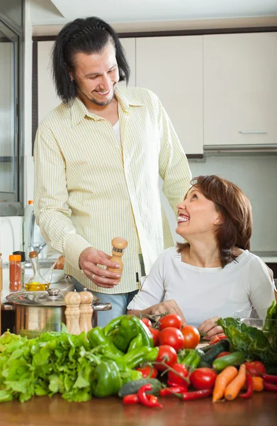 Koppel met groenten in de keuken — Stockfoto