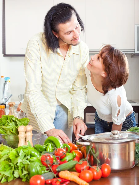 Hausfrau mit Mann kocht — Stockfoto