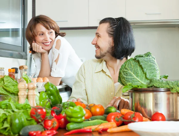 Очаровательная пара готовит овощной салат — стоковое фото