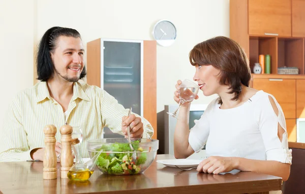 Eating vegetables salad in home — Stock Photo, Image