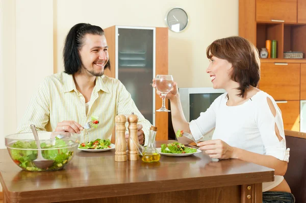 Mulher com homem comendo salada vegetariana — Fotografia de Stock