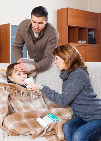 Parents giving tablets to son — Stock Photo, Image