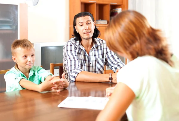 Conversando com o empregado em casa — Fotografia de Stock