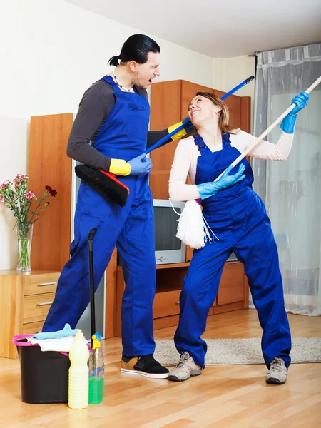 Equipe de limpeza lúdica instalações em uniforme — Fotografia de Stock