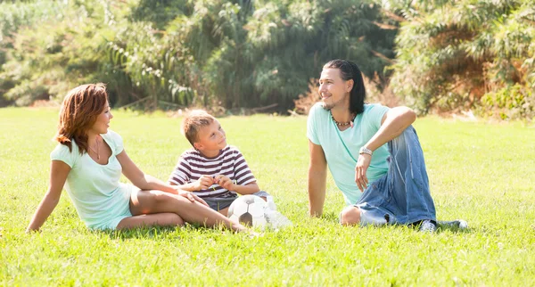 Glückliche Familie im sonnigen Park — Stockfoto