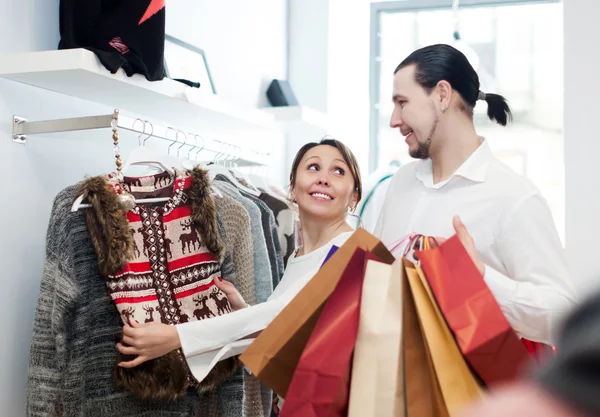 Pareja elegir chaqueta en tienda de ropa — Foto de Stock