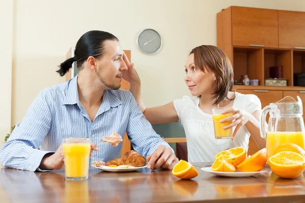 Happy man and woman having breakfast — Stock Photo, Image