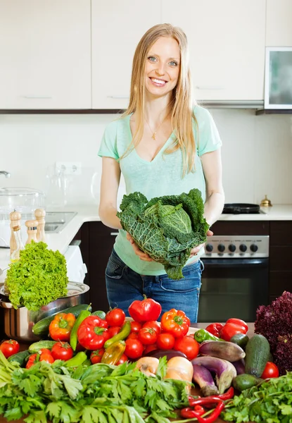 Ritratto di bella donna allegra con verdure — Foto Stock