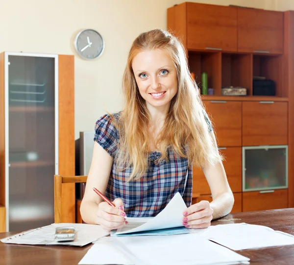 Woman reading financial document at home — Stock Photo, Image