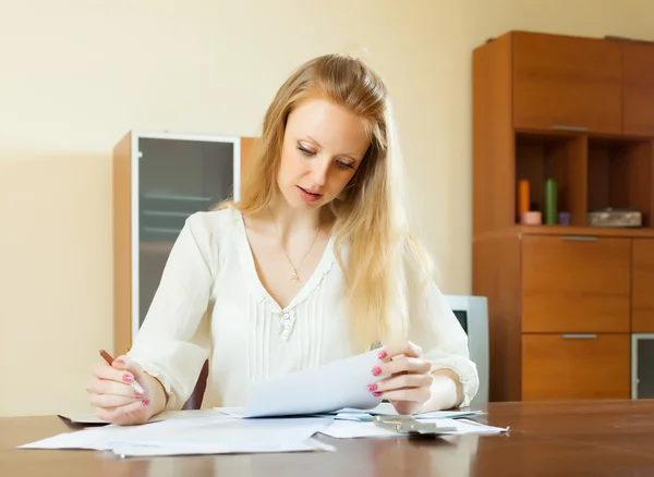 Serious long-haired woman fills in  questionnaire — Stock Photo, Image