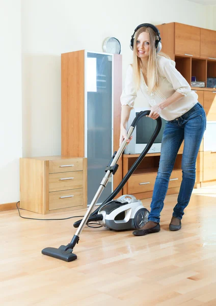 Limpieza de mujer con aspiradora — Foto de Stock