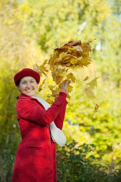 Donna che lancia foglie d'acero — Foto Stock