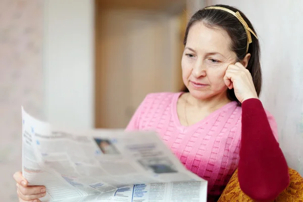 महिला समाचार पत्र पढ़ रही है — स्टॉक फ़ोटो, इमेज
