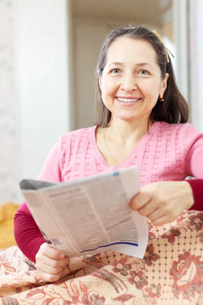 Woman reads newspaper — Stock Photo, Image