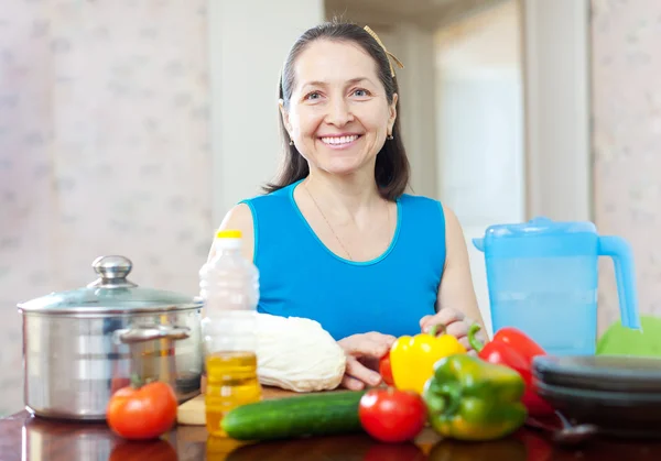 Glücklich reife Hausfrau mit Gemüse — Stockfoto