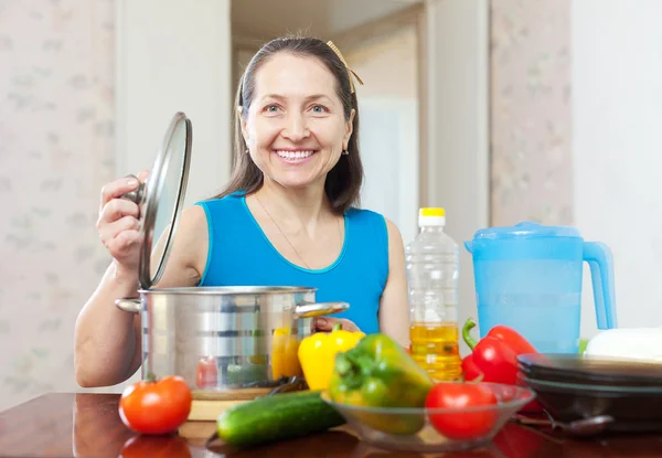 Happy mogen kvinna matlagning lunch — Stockfoto