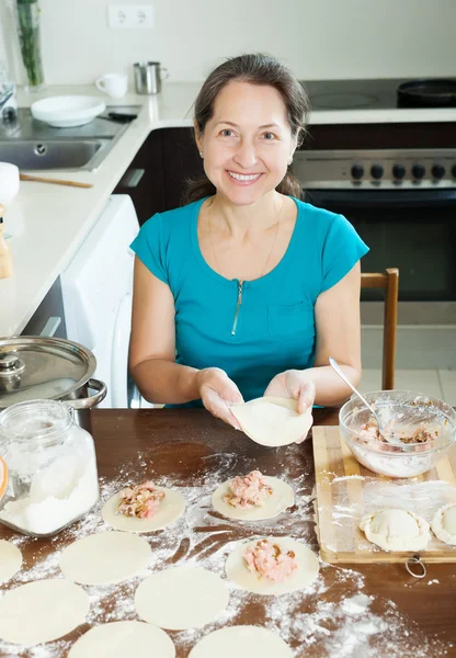 Mujer madura cocinando albóndigas — Foto de Stock