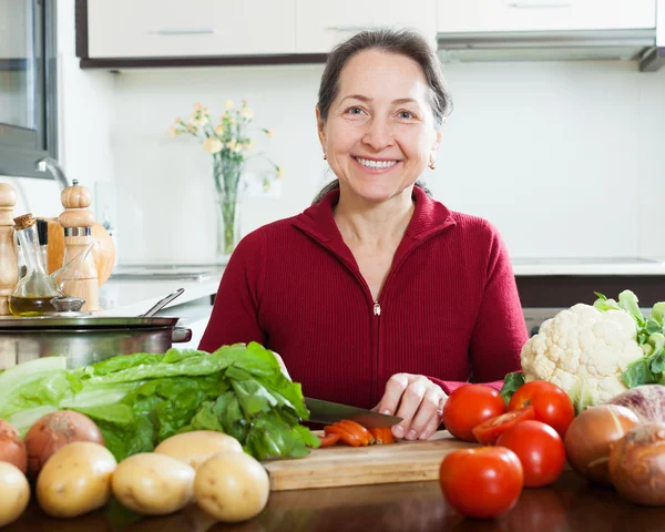 Reife Frau mit Tomatenschnitt — Stockfoto