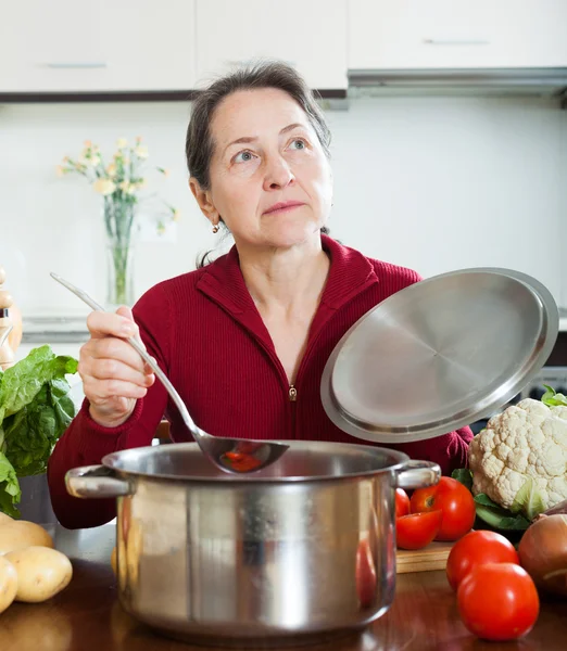 Vrouw soep koken — Stockfoto