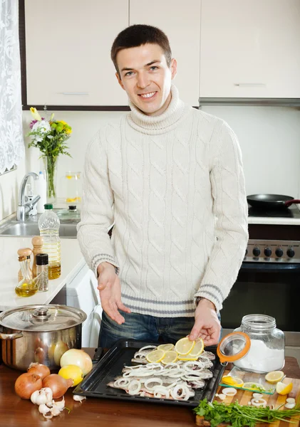 Man cooking raw fish with lemon and onion — Stock Photo, Image