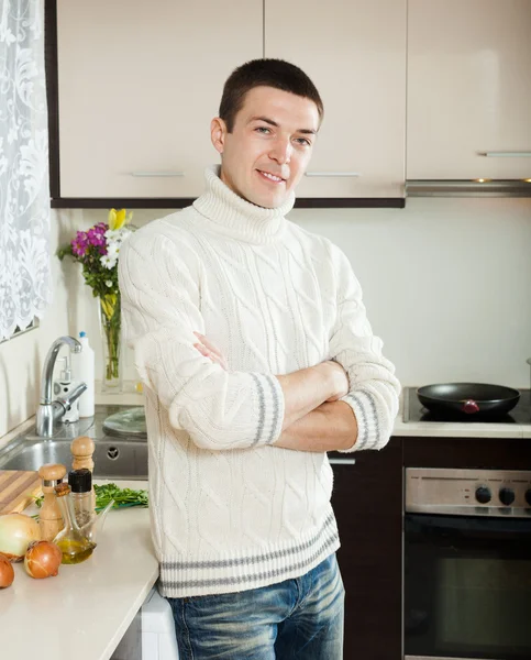 Portret van lachende man in keuken — Stockfoto