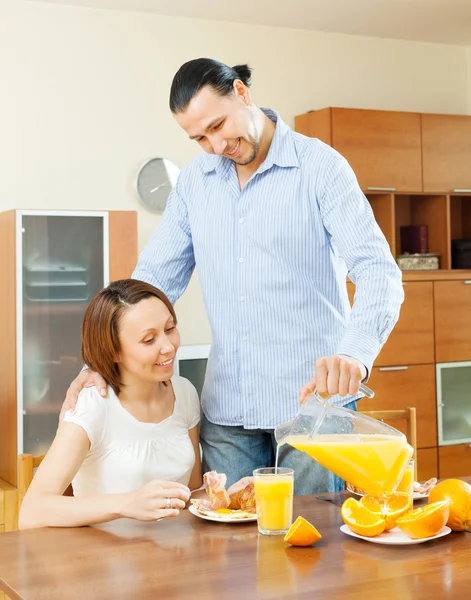 Couple having breakfast — Stock Photo, Image