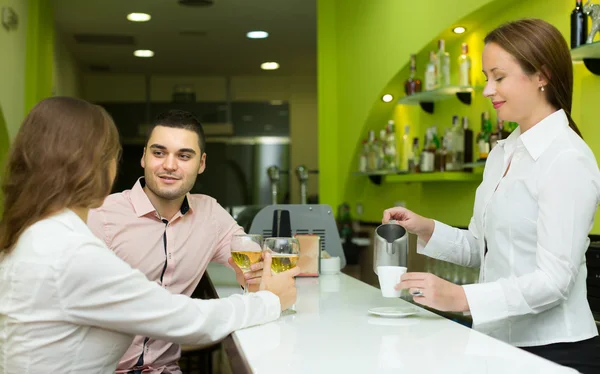 Donna barista e clienti — Foto Stock