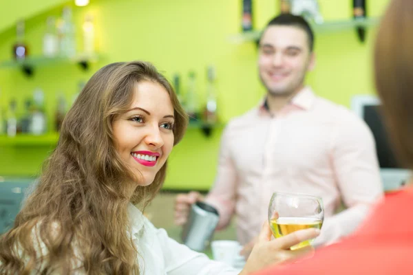 Chicas coqueteando con barman —  Fotos de Stock