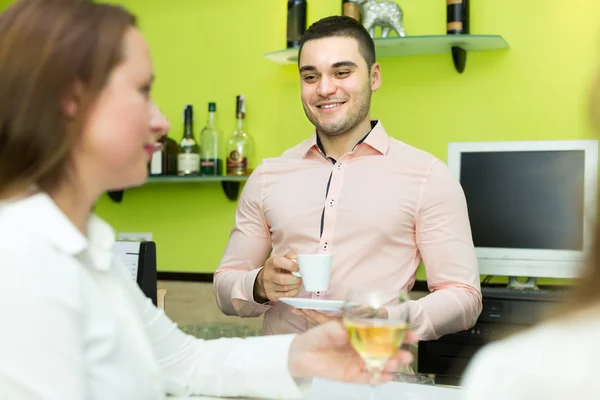 Bartender and  women — Stock Photo, Image