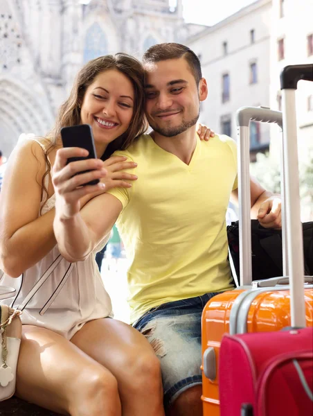 Couple with luggage — Stock Photo, Image