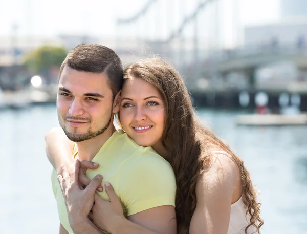 Couple heureux prenant bain de soleil — Photo