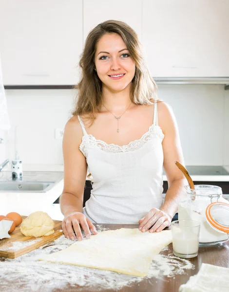 Vrouw in kitchen — Stockfoto
