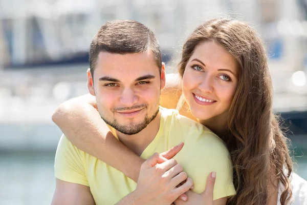 Paar ruht auf Liegeplatz — Stockfoto