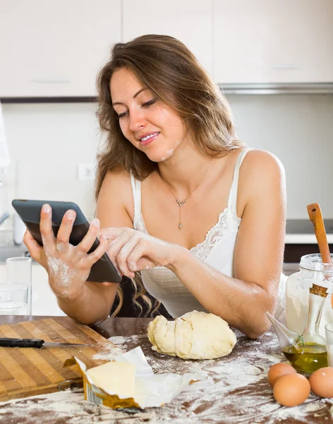 Huisvrouw koken — Stockfoto