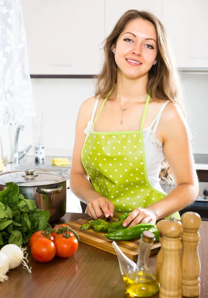 Vrouw die voedsel bereidt — Stockfoto