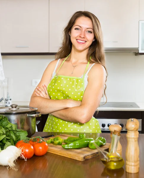 Ama de casa cocinar alimentos —  Fotos de Stock