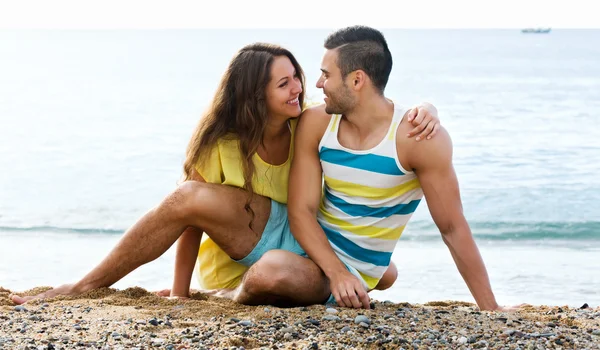 Couple au bord de la mer — Photo