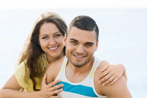 Paar datum gelet op strand — Stockfoto