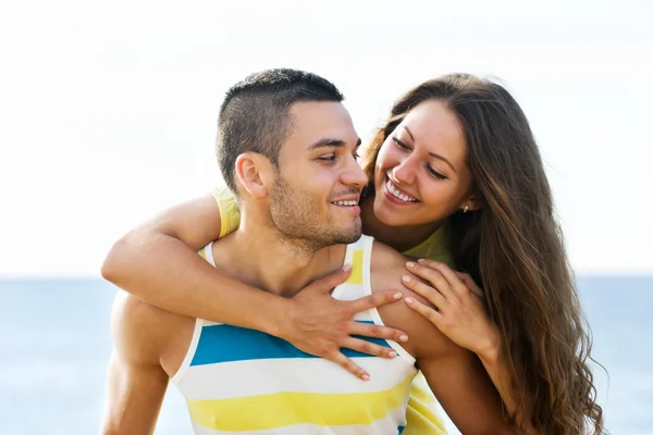 Couple au bord de la mer — Photo