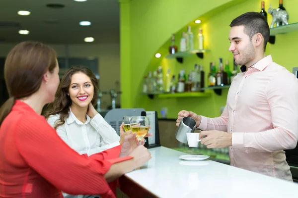 Barman en vrouwen — Stockfoto