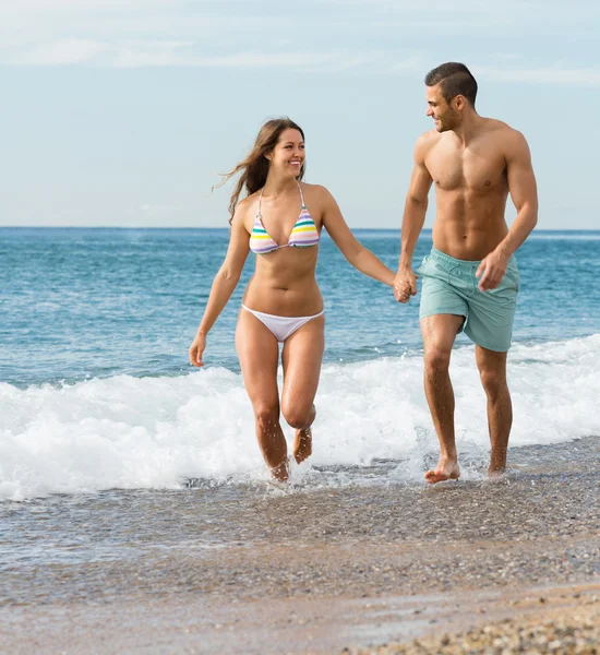 Paar op het strand — Stockfoto