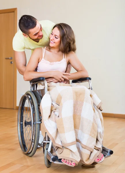 Пара с инвалидностью — стоковое фото