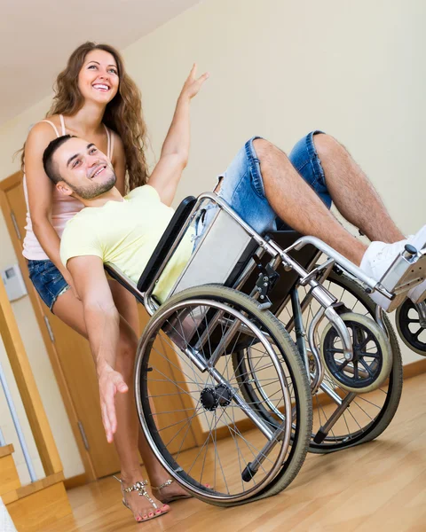 Cara em cadeira de rodas com amigo — Fotografia de Stock