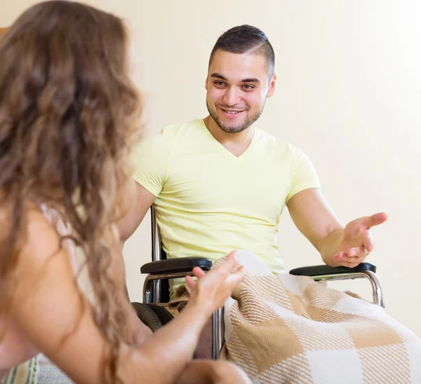 Husband talking with wife — Stock Photo, Image