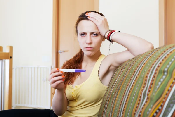 Mujer con prueba de embarazo — Foto de Stock