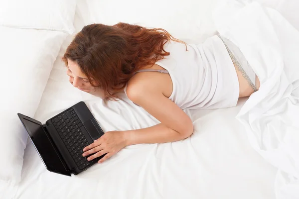 Frau mit Laptop — Stockfoto