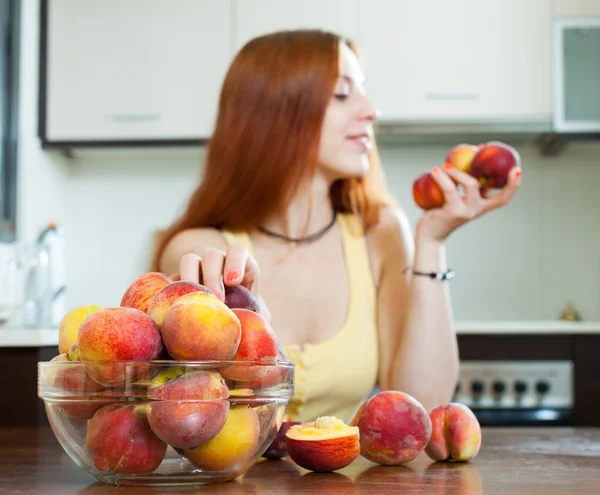 Vrouw met perziken — Stockfoto